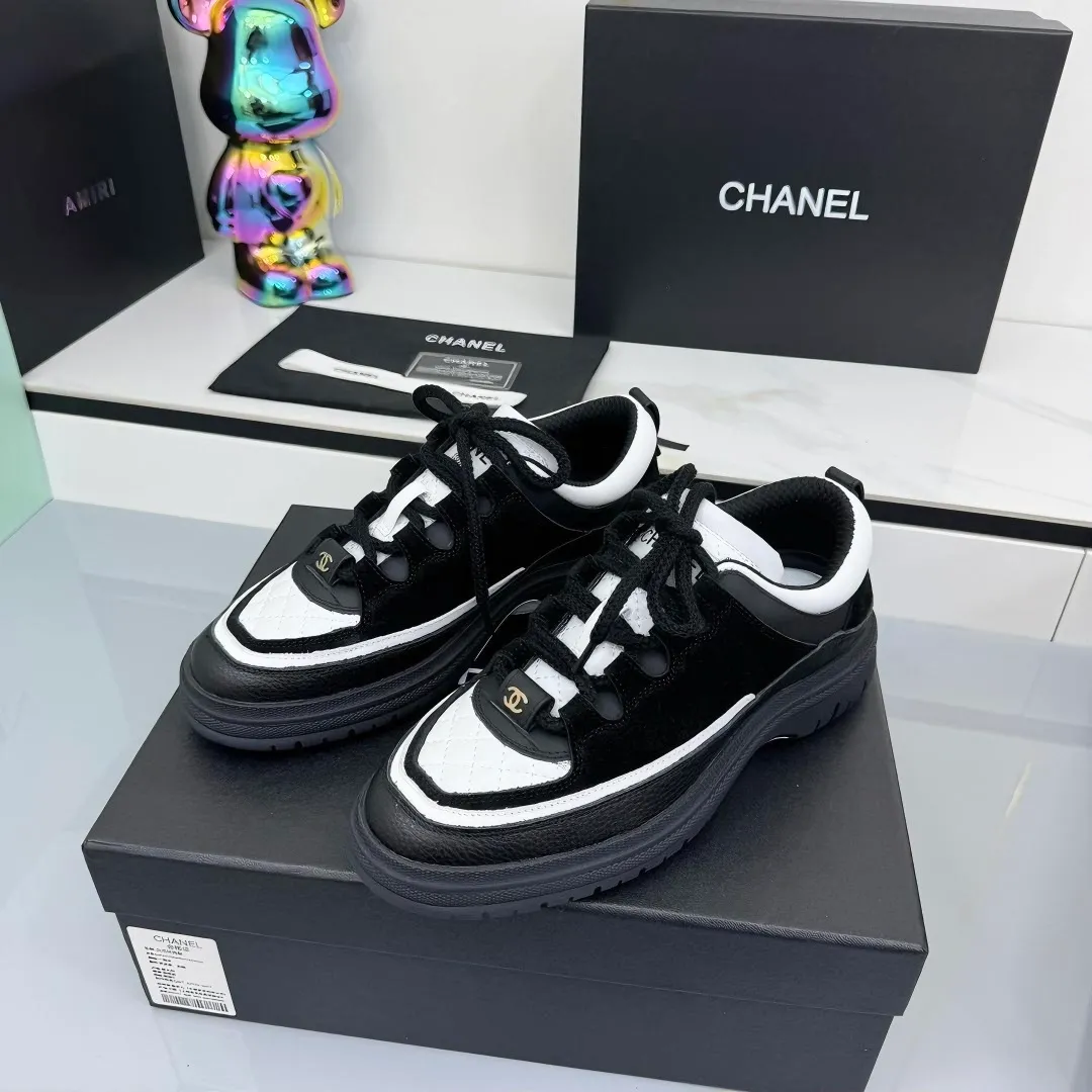 👟👟Ex-factory price 600👟👟 CHANEL 25C early autumn vacation style new casual shoes. A pair of comfortable shoes can reduce the fatigue on your feet. The new style is very versatile, whether it is daily wear or a sister party. It can be easily used for commuting in the workplace, outdoor sports and various occasions. It can increase the height, straighten the legs, modify the shape of the feet, is comfortable and comfortable without rubbing the feet, and has good breathability. It can also be worn in summer. Office workers can also easily own it when wearing it. The fabric is pebbled cowhide + plaid pad to show off sheepskin. The original open-molded rubber foam outsole! size: 35-40 (41 customized, non-refundable and non-exchangeable) 👉